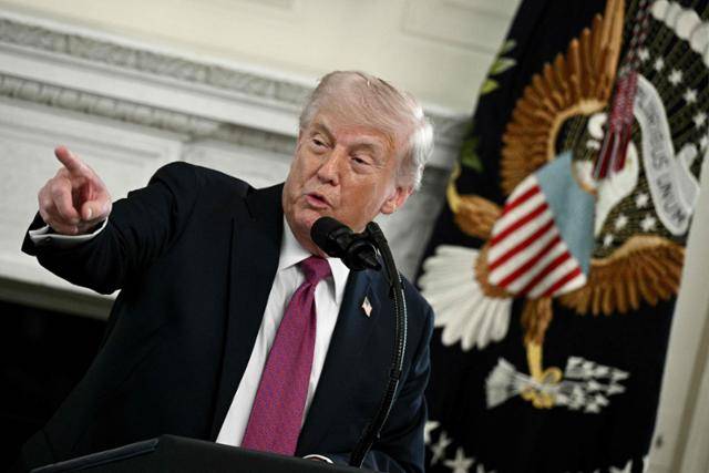 도널드 트럼프 미국 대통령이 21일 미 워싱턴 백악관에서 열린 미국대학스포츠협회(NCAA) 대학 전국 챔피언의 날 행사에 참석해 연설하고 있다. 워싱턴=AFP 연합뉴스