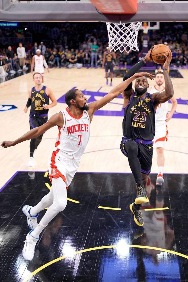 LA 제임스(오른쪽)가 22일 크립토 닷컴 아레나에서 열린 2025~26 NBA 서부콘퍼런스 PO 1라운드 2차전서 휴스턴 듀란트를 상대로 공격을 시도하고 있다. AP=연합뉴스