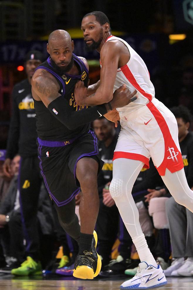 <yonhap photo-3492="">LA 제임스와 휴스턴 듀란트가 22일 크립토닷컴 아레나에서 열린 2025~26 NBA 서부콘퍼런스 PO 1라운드 2차전 중 경합하고 있다. 사진=연합뉴스</yonhap>