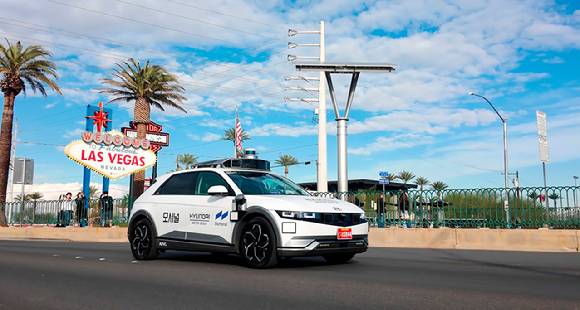 현대차그룹 '모셔널'의 로보택시가 라스베가스 거리를 주행하는 모습. [사진=현대자동차그룹]