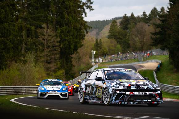 지난 19일(현지시간) 열린 뉘르부르크링 24시 예선전에 출전한 엘란트라 N1 RP. [사진=현대자동차]