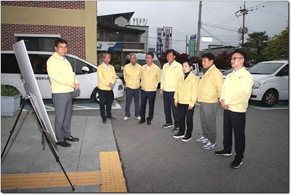 정읍시의회 자치행정위원회 소속 의원들이 현장활동을 펴고 있다. [사진=정읍시의회 ]