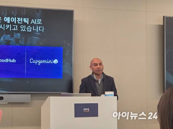 라훌 파탁 AWS 데이터 및 AI GTM 부문 부사장은 22일 오전 서울 역삼 센터필드 AWS 코리아 사무실에서 열린 기자간담회에서 데이터·AI 전략을 발표하고 있다. [사진=윤소진 기자]