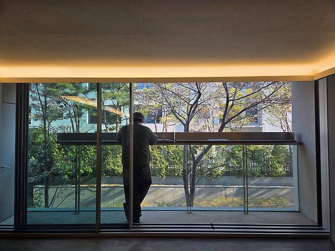 그날의 날씨와 밖의 풍경이 고스란히 드러나는 통창. 이지영 기자
