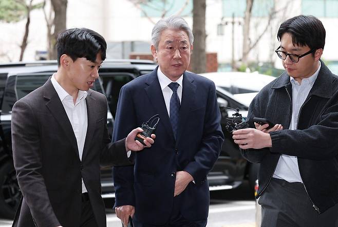 뇌물 수수 의혹을 받고 있는 강호동 농협중앙회장이 4월 4일 마포구 서울경찰청 반부패수사대에 조사를 받기 위해 출석하고 있다. [연합뉴스]