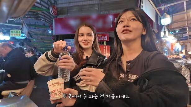 재한 외국인 유튜버 '카잉'이 서울 종로구 광장시장에서 생수값 2000원을 따로 요구받자 당황하고 있다. 사진 유튜브 ‘카잉’ 캡처