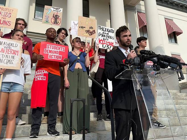 미국 플로리다주 탤러허시 플로리다주립대에서 벌어진 총기 난사 사건 일주일 뒤인 2025년 4월 23일 총기 규제를 옹호하는 학생들이 집회를 갖고 있다. AP=연합뉴스