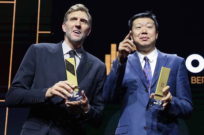 명예의 전당에 헌액된 노비츠키(왼쪽)와 왕즈즈. AFP=연합뉴스