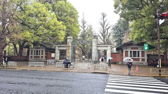 도쿄대 정문. 원래 정문은 오른쪽에 있는 아카몬인데 현재 보수공사 중이다. [사진 김정탁]