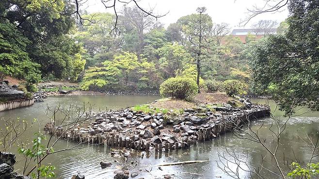 도쿄대 안에 있는 산시로 연못. [사진 김정탁]