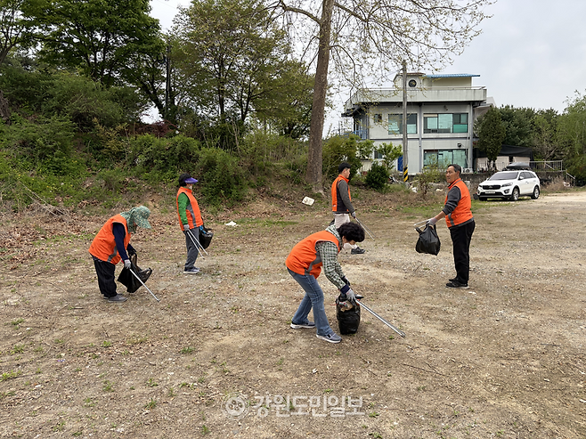 ▲ 22일 춘천종합사회복지관 회원들이 춘천수변공원 주차장에서 쓰레기를 줍고 있다. 최수현 기자