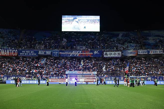 19일 수원월드컵경기장에서 열린 'OGFC 대 수원삼성' 레전드 매치에서 수원 서포터스 '프렌테 트리콜로'가 대회를 기획한 유튜브 채널 슛포러브를 향해 감사 배너를 들어 올리고 있다.  /슛포러브 제공