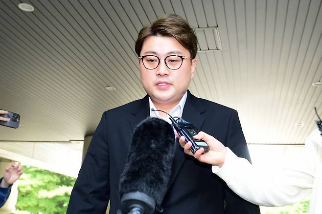 트로트 가수 김호중이 지난해 5월 서울 서초동 서울지방법원에서 열린 영장실질심사에 출석하고 있다.  /사진=한경DB