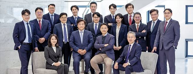 첫째 줄 좌측부터 양주열·김종현·윤혜영·박성기·김종수(노동그룹장/단체교섭지원센터 센터장)·이승재 변호사, 이승환 수석공인노무사(단체교섭지원센터 부센터장), 이현송 변호사, 김민석 고문, 조찬영·기영석 변호사, 원동규 공인노무사. 둘째 줄 좌측부터 장철준(Anthony Chang) 외국변호사, 송우용·장재혁·정성용·이병한 변호사.  법무법인 세종 제공