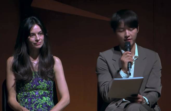 배우 케이티 루이스 사운더스와 송중기 /사진=가온 솔로이스츠 유튜브 캡처