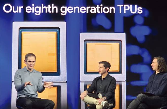 아민 바흐다트 구글 인공지능(AI) 인프라 담당 부사장(왼쪽)이 21일(현지시간) 미국 라스베이거스에서 차세대 AI 칩 TPU8t와 TPU8i를 설명하고 있다.  김인엽 특파원