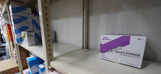 지난 7일 서울의 한 의료기기 판매점에 5cc, 10cc 등이 진열돼 있던 주사기 매대가 비고 20cc 주사기 상자 하나가 남아 있다. 연합뉴스