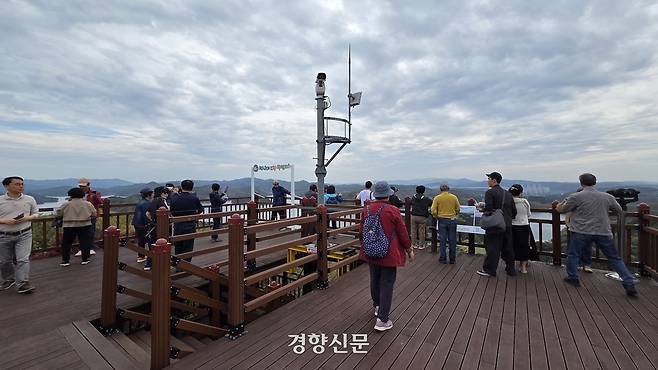 충북 청주시 상당구 문의면 청남대 에서 지난 14일 모노레일을 이용해 제1전망대를 찾은 탐방객들이 대청호 풍경을 감상하고 있다. 이삭 기자.