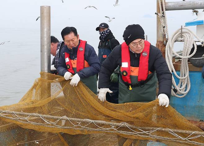 지난달 11일 인천 강화군 서검도 앞바다 조업한계선 근처 괴리어장에서 정청래 더불어민주당 대표와 박찬대 민주당 인천시장 후보가 새우잡이 조업 현장 체험을 하고 있다. 연합뉴스