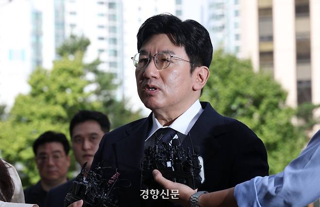 방시혁 하이브 의장이 지난해 9월15일 자본시장법 위반 혐의(사기적 부정거래) 관련 조사를 받기 위해 마포구 서울경찰청 금융범죄수사대에 출석하고 있다. 권도현 기자