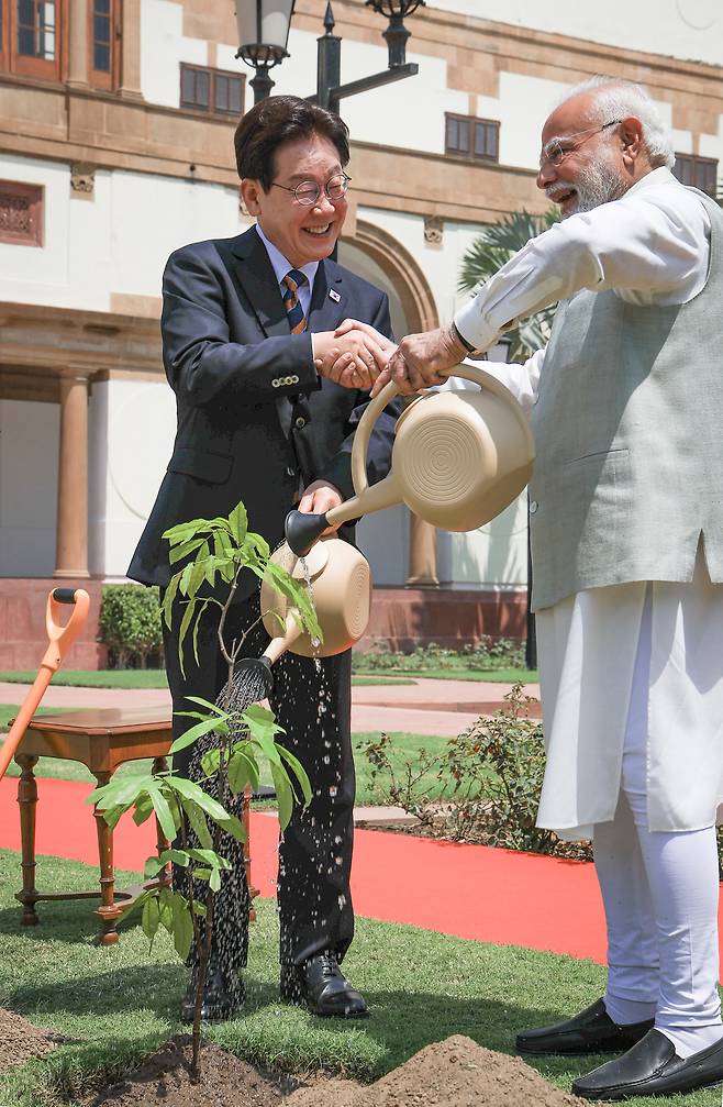 인도를 국빈 방문 중인 이재명 대통령이 20일 뉴델리 영빈관-하이데라바드 중앙공원에서 모디 총리와 공동식수를 하고 있다. 2026.4.20. 이준헌 기자