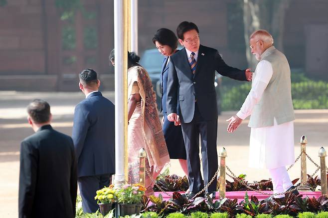 인도를 국빈 방문 중인 이재명 대통령과 김혜경 여사가 20일 모디 총리와의 한-인도 정상회담에 앞서 뉴델리 대통령궁 광장에서 열린 공식환영식에 참석해 모디 총리와 이동하고 있다. 2026.4.20. 이준헌 기자