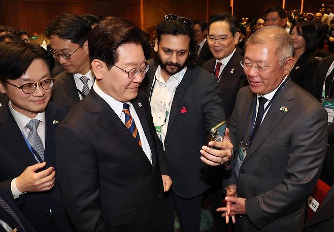 인도를 국빈 방문 중인 이재명 대통령이 20일 인도 뉴델리 바랏 만다팜 센터에서 열린 한-인도 비즈니스 포럼에서 참석자와 셀카를 찍고 있다. 2026.04.20  이준헌 기자