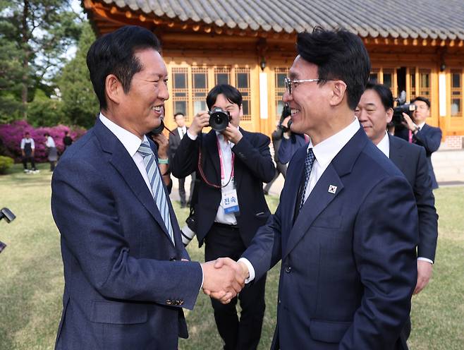 김민석 국무총리(오른쪽)가 22일 서울 삼청동 총리공관에서 열린 고위당정협의회에서 정청래 더불어민주당 대표와 인사하고 있다. 연합뉴스