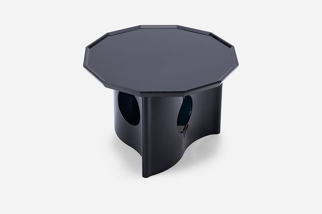 The ″Gubi Ban″ soban (traditional Korean tables) piece by design studio ″be formative,″ featured at the Milan Design Week [BE FORMATIVE]