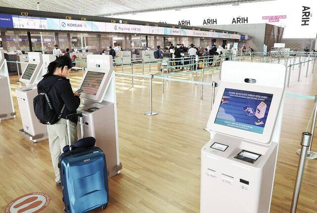 국제선 유류할증료가 역대 최대로 오른 지난 16일 한 여행객이 텅 빈 인천국제공항 대한항공 카운터에서 셀프 체크인을 하고 있다. 최근 중동 정세 불안으로 항공 유류할증료까지 오르면서 해외 대신 국내로 발길을 돌리는 가족 여행객이 많아지고 있다. 연합뉴스
