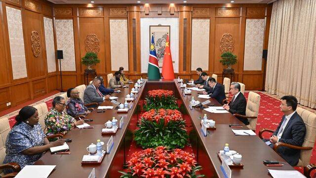 왕이(오른쪽 두 번째) 중국 외교부장이 지난 17일 중국 베이징에서 셀마 아시팔라 무사비(왼쪽 세 번째) 나미비아 국제관계무역 장관 등과 회담하고 있다. 신화연합뉴스