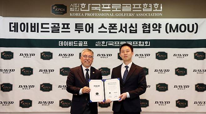 조인식을 마친 뒤 포즈를 취하고 있는 김원섭 KPGT 대표이사, 데이비드골프 구건우 대표(왼쪽부터). KPGA