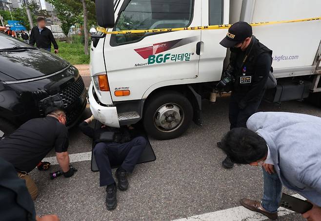 경찰이 20일 경남 진주시 정촌면 BGF로지스 진주센터에서 화물연대 관계자 1명이 숨지고, 2명이 다친 사고와 관련해 현장에서 사고 차를 조사하고 있다. 연합뉴스