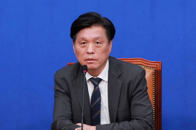 더불어민주당 조승래 사무총장이 12일 국회에서 기자 간담회를 열고 6·3 지방선거 공천 진행 상황 등을 설명하고 있다. 연합뉴스