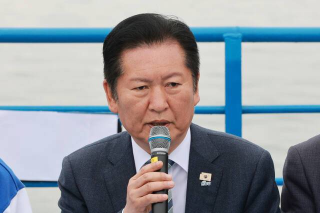 더불어민주당 정청래 대표가 22일 경남 통영시 욕지도에서 탑승한 여객선에서 열린 선상 최고위원회의에 참석해 발언하고 있다. 연합뉴스