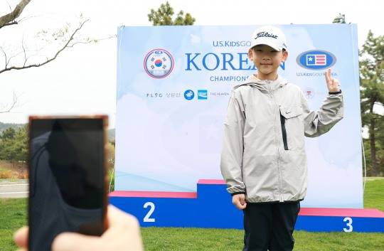 대회 출전 선수가 가족들과 함께 기념 촬영에 포즈를 취하고 있다/ 사진= 더헤븐리조트 제공.