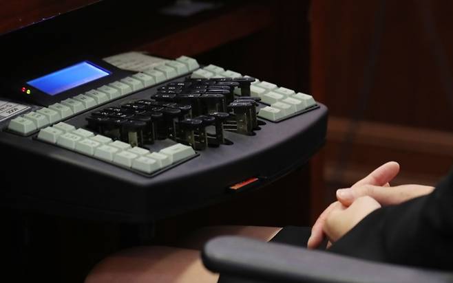 ▲ 속기사 자판과 속기사. 장애인 폐쇄자막은 속기업체에서 제작해 방송사에 내보낸다. 사진은 기사내용과 직접적인 관련이 없습니다. ⓒ 연합뉴스