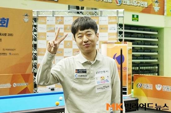 허진우가 ‘2026 안동시장배 전국3쿠션당구대회’ 결승전에서 허정한을 꺾고 정상에 올랐다. 지난 2022년 9월 대한당구연맹회장배 우승 이후 3년7개월만이다. 특히 허진우는 27:2로 앞서다 49:49 동점까지 허용하는 등 치열한 접전 끝에 우승했다.