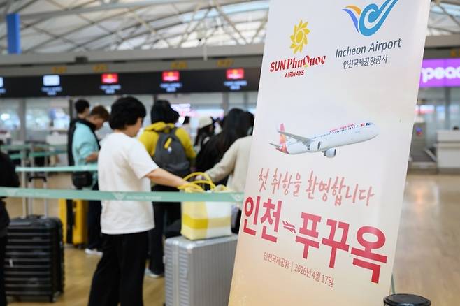 썬푸꾸옥항공 이용객들이 17일 인천국제공항 제1여객터미널 항공사 카운터에서 체크인 순서를 기다리고 있다. [썬그룹]