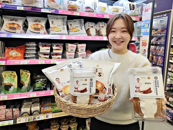 편의점 CU는 대한민국 제17대 제과제빵 명장인 이석원 명장과 협업해 베이커리 브랜드 ‘베이크하우스405’의 품질을 강화한다고 27일 밝혔다. [BGF리테일 제공]