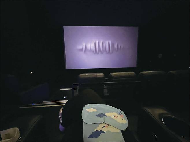 강남 ‘쉼스토리’에는 침대를 포함해 다양한 수면 공간이 있다. 많은 직장인이 이 공간을 이용한다(위). 메가박스 강남점은 오후 12시~2시까지 ‘메가쉼표’ 이벤트를 진행한다. 이용객에게는 온열안대가 무료로 증정된다(아래). (윤관식, 이채원 기자)