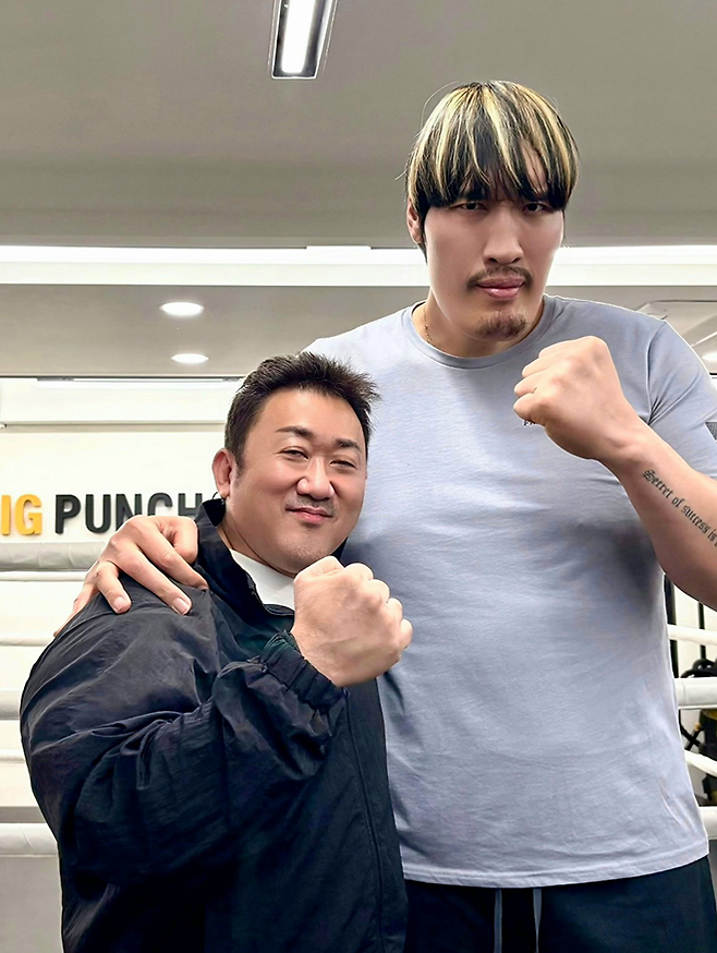 영화배우 Don ‘마동석’ Lee와 제41대 천하장사 최홍만이 2026년 4월 서울특별시 강남구 청담동 빅펀치복싱클럽에서 기념 촬영을 하고 있다. 사진=올파이츠유니버스/@donlee
