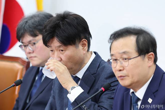 (서울=뉴스1) 신웅수 기자 = 김용 전 민주연구원 부원장이 13일 서울 여의도 국회에서 열린 정치검찰 조작기소특위 기자간담회에서 목을 축이고 있다. 2026.4.13/뉴스1  Copyright (C) 뉴스1. All rights reserved. 무단 전재 및 재배포,  AI학습 이용 금지. /사진=(서울=뉴스1) 신웅수 기자