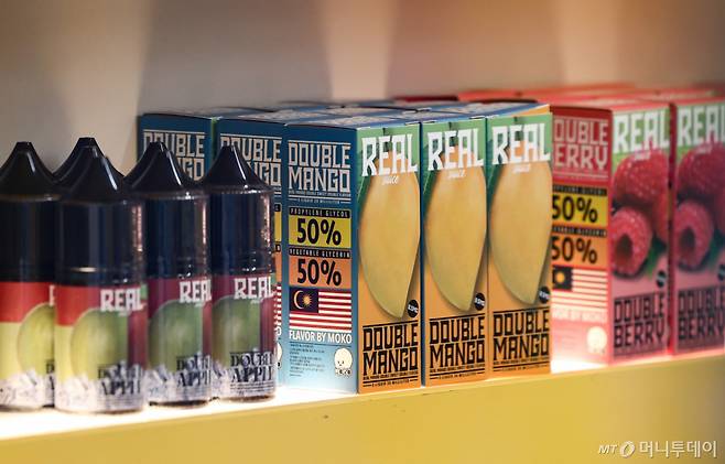 (서울=뉴스1) 최지환 기자 = 3일 서울의 한 전자담배 매장에 전자담배가 진열되어 있다. 오늘 4월 24일부터 액상 전자담배를 비롯한 모든 니코틴 기반 제품은 담배 자동판매기, 광고, 건강경고, 가향물질 표시 금지 등 의무를 지켜야 하며 금연구역에서는 모든 담배제품을 사용할 수 없게 된다. 2026.2.3/뉴스1  Copyright (C) 뉴스1. All rights reserved. 무단 전재 및 재배포,  AI학습 이용 금지. /사진=(서울=뉴스1) 최지환 기자