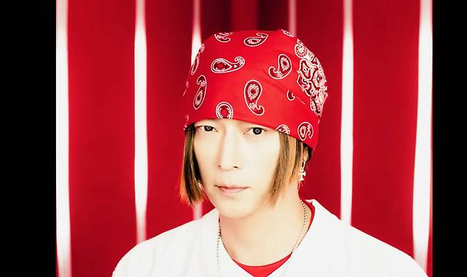 배우 강동원이 신작 영화 '와이드 씽'에서 1990년대 3인조 혼성 아이돌 그룹 멤버로 변신했다./사진=롯데엔터테인먼트