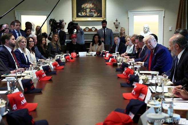 (워싱턴 로이터=뉴스1) 류정민 특파원 = 도널드 트럼프 미국 대통령이 30일(현지시간) 미국 워싱턴DC 백악관에서 각료회의를 주재하고 있다.   ⓒ 로이터=뉴스1  Copyright (C) 뉴스1. All rights reserved. 무단 전재 및 재배포,  AI학습 이용 금지. /사진=(워싱턴 로이터=뉴스1) 류정민 특파원