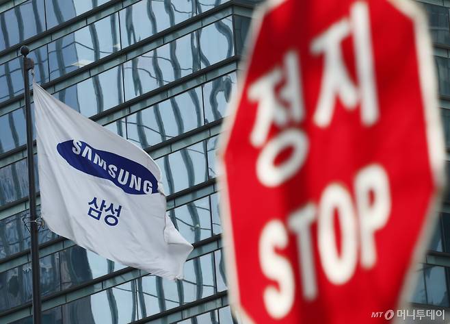 (서울=뉴스1) 김민지 기자 = 삼성전자 노조가 5월 총파업에 돌입한다.  18일 삼성전자 노조 2개 단체(초기업노동조합 삼성전자지부노조·전국삼성전자노조)에 따르면 이날 전체 조합원을 대상으로 파업 찬반투표를 실시한 결과, 93.1%가 쟁의행위에 찬성했다고 밝혔다.  투표에는 재적 조합원 약 9만 명 중 73.5%인 6만6019명이 참여했다.   사진은 이날 오후 서울 서초구 삼성전자 사옥 모습. 2026.3.18/뉴스1  Copyright (C) 뉴스1. All rights reserved. 무단 전재 및 재배포,  AI학습 이용 금지. /사진=(서울=뉴스1) 김민지 기자