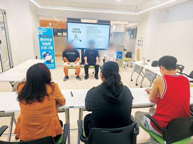 지난해 8월 이지은(왼쪽 첫 번째) 씨가 전북 전주시 ‘청년이음전주’에서 자립준비청년들을 대상으로 취업 모의면접을 진행하고 있다. 초록우산 제공