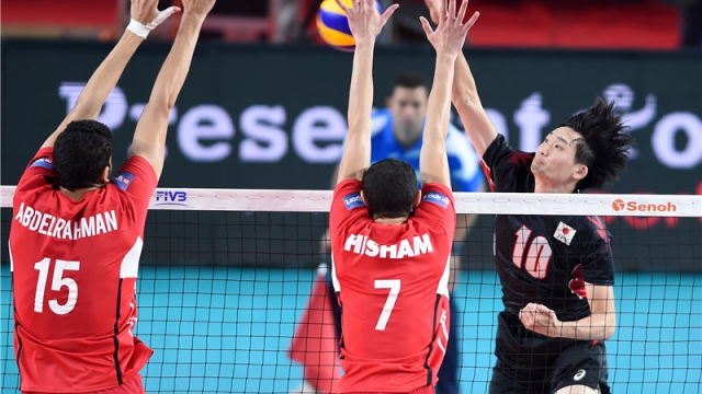일본 대표팀에서 경기하고 있는 다카나시 켄타(맨 오른쪽)./FIVB