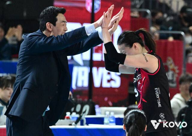 고희진 감독과 표승주./KOVO